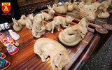 Lạ lẫm phỗng đất ở phố bích họa Phùng Hưng